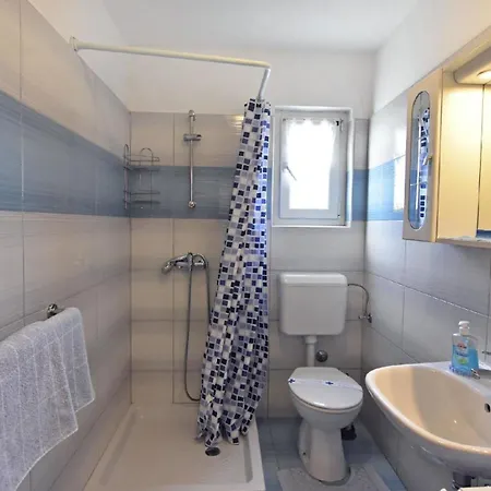Apartment In Mit Schoener Terrasse Zambratija (Istria)