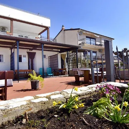 Apartment In Mit Schoener Terrasse Zambratija (Istria)